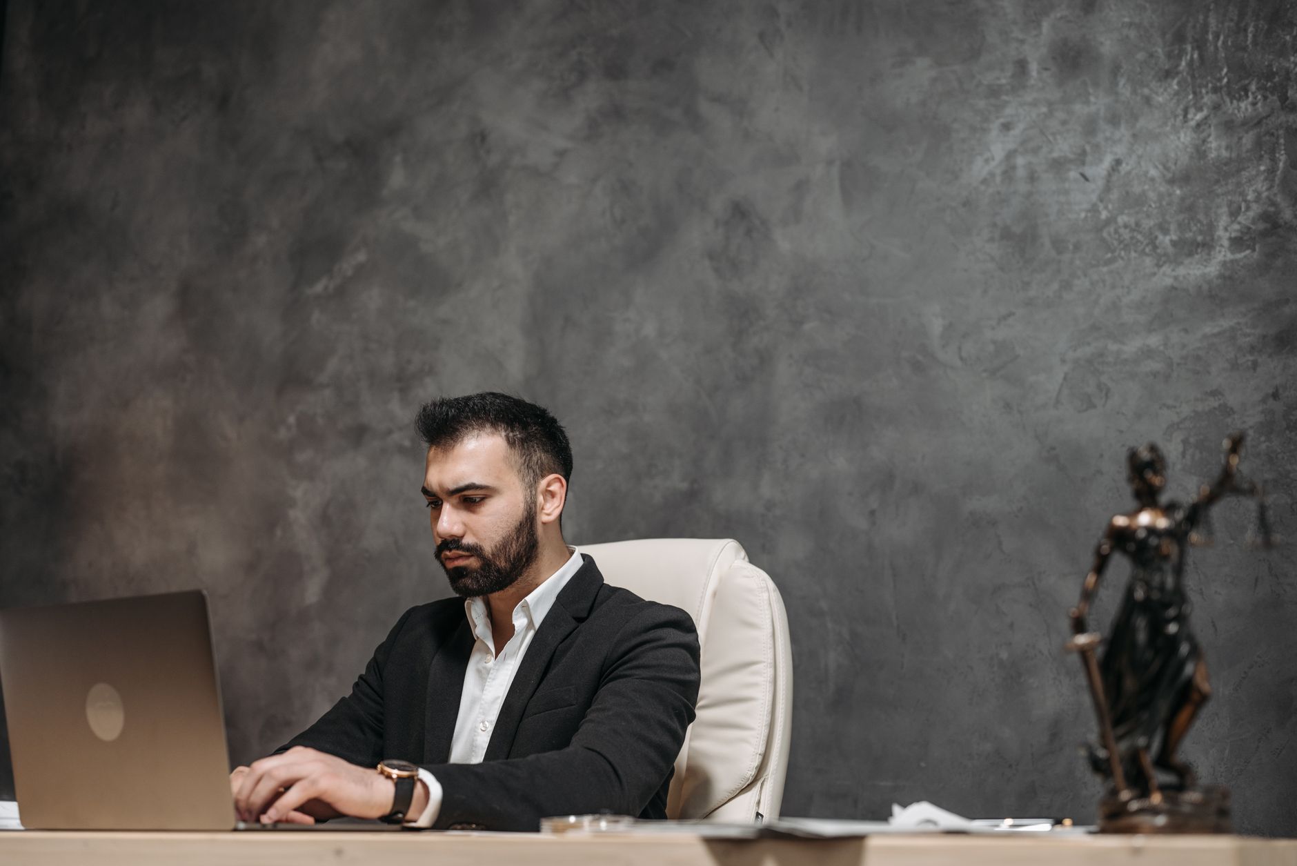 What Does a Business Lawyer Do in 2026